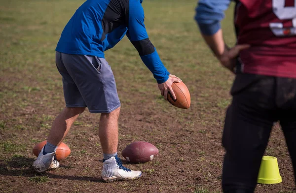 Team Coach Gooit Bal Groep Jonge Amerikaanse Voetballers Actie Tijdens — Stockfoto