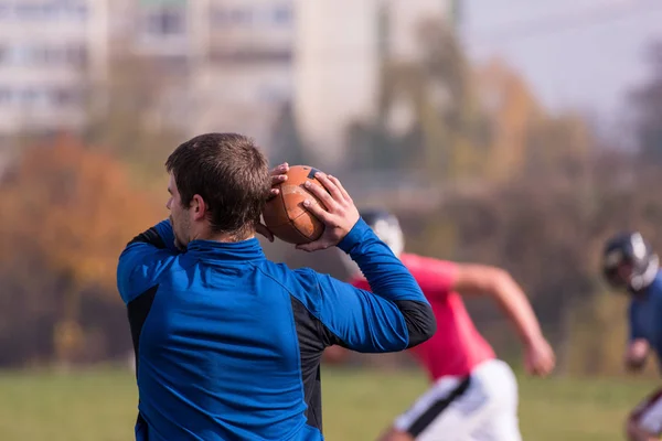 Treinador Equipe Jogando Bola Grupo Jovens Jogadores Futebol Americano Ação — Fotografia de Stock