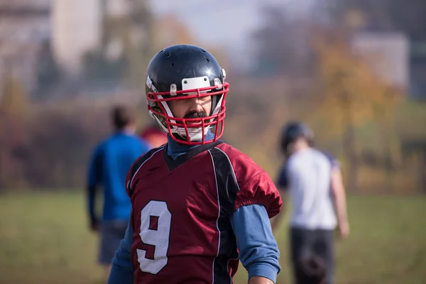 Retrato Jovem Jogador Futebol Americano Confiante Campo Durante Treinamento — Fotografia de Stock