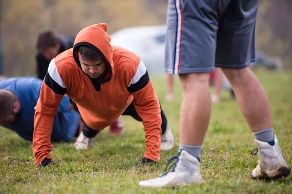 Equipo Fútbol Americano Haciendo Flexiones Durante Entrenamiento Campo —  Fotos de Stock