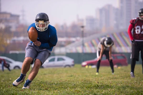 Grupo Jóvenes Futbolistas Americanos Acción Durante Entrenamiento Campo —  Fotos de Stock