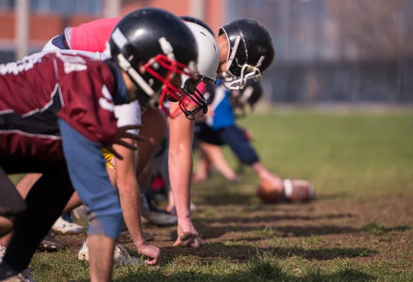 Grupo Jóvenes Futbolistas Americanos Acción Durante Entrenamiento Campo — Foto de Stock