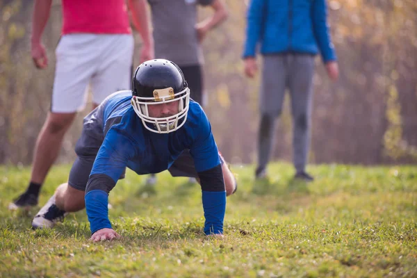 Jovem Jogador Futebol Americano Ação Durante Treinamento Campo — Fotografia de Stock