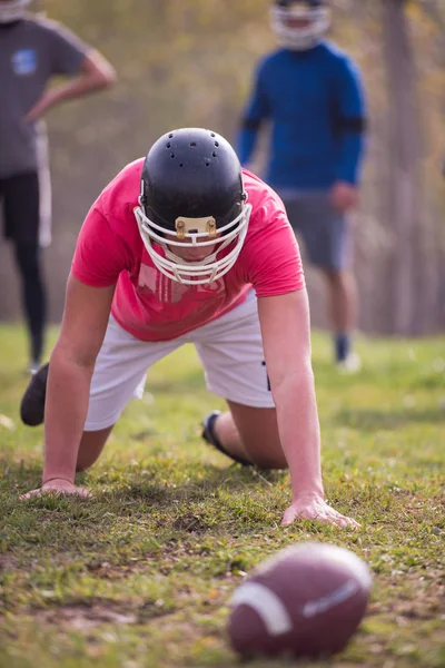 Joven Jugador Fútbol Americano Acción Durante Entrenamiento Campo —  Fotos de Stock