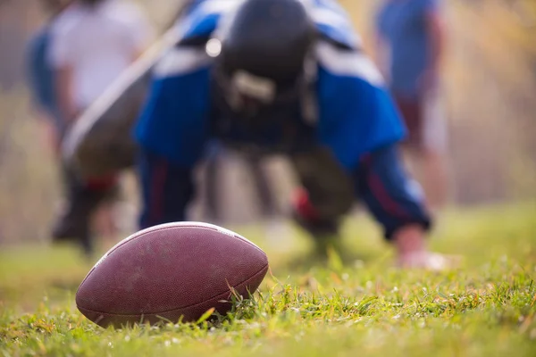 Jovem Jogador Futebol Americano Ação Durante Treinamento Campo — Fotografia de Stock