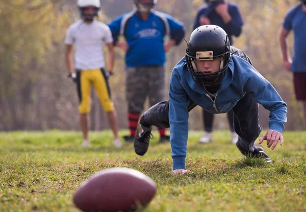 Joven Jugador Fútbol Americano Acción Durante Entrenamiento Campo —  Fotos de Stock