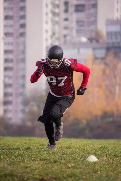 Jovem Jogador Futebol Americano Ação Durante Treinamento Campo — Fotografia de Stock