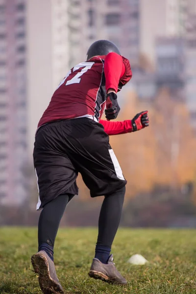 Jovem Jogador Futebol Americano Ação Durante Treinamento Campo — Fotografia de Stock