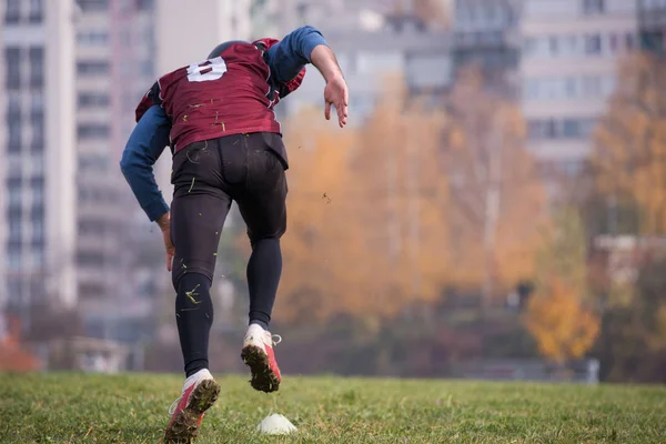 Junger Amerikanischer Fußballspieler Aktion Beim Training Auf Dem Platz — Stockfoto