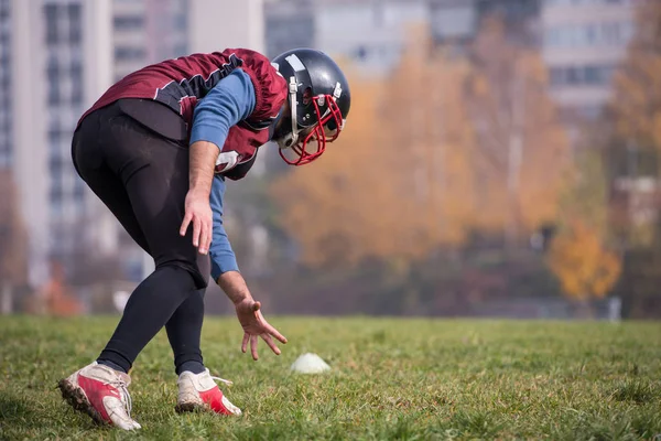 Giovane Giocatore Football Americano Azione Durante Allenamento Sul Campo — Foto Stock