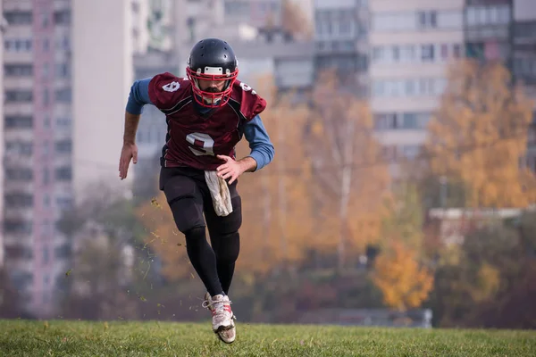 Giovane Giocatore Football Americano Azione Durante Allenamento Sul Campo — Foto Stock