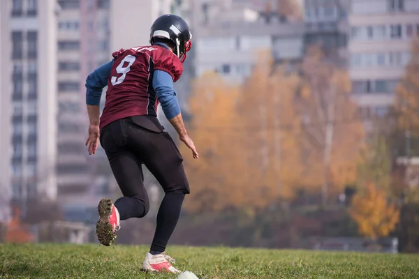 Jovem Jogador Futebol Americano Ação Durante Treinamento Campo — Fotografia de Stock