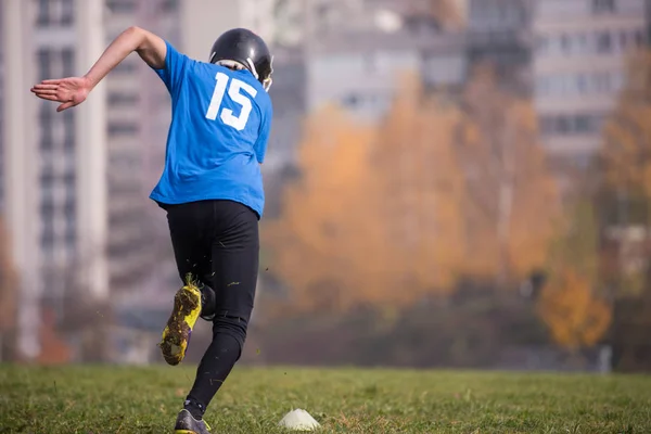 Giovane Giocatore Football Americano Azione Durante Allenamento Sul Campo — Foto Stock