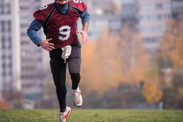 Joven Jugador Fútbol Americano Acción Durante Entrenamiento Campo —  Fotos de Stock