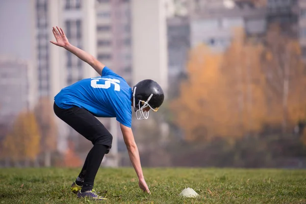 Giovane Giocatore Football Americano Azione Durante Allenamento Sul Campo — Foto Stock