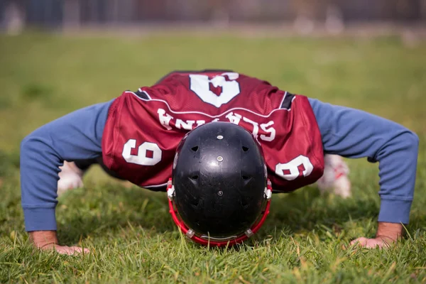 Jogador Futebol Americano Fazendo Flexões Durante Treinamento Campo — Fotografia de Stock