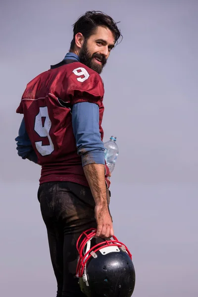 トレーニング中にフィールドに立つ若い自信に満ちたアメリカ人サッカー選手の肖像画 — ストック写真