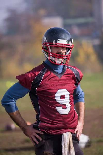 Ritratto Del Giovane Giocatore Football Americano Fiducioso Piedi Campo Durante — Foto Stock