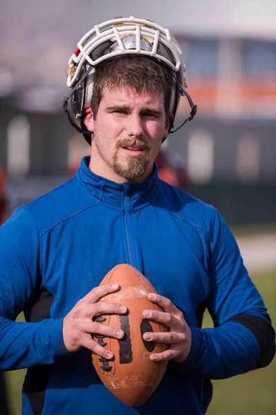 Ritratto Del Giovane Giocatore Football Americano Fiducioso Piedi Campo Durante — Foto Stock