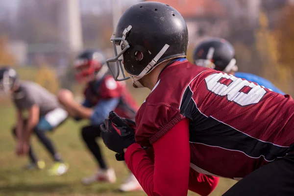 Grupo Jóvenes Futbolistas Americanos Estirándose Calentándose Juntos Antes Una Práctica —  Fotos de Stock