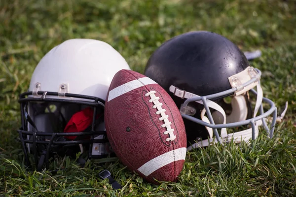 American Football Helme Und Ball Liegen Auf Dem Feld — Stockfoto