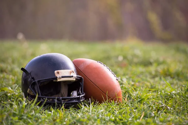 Capacete Futebol Americano Bola Deitada Campo — Fotografia de Stock