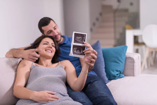 Jong Zwanger Koppel Zoek Naar Baby Echografie Foto Terwijl Ontspant — Stockfoto