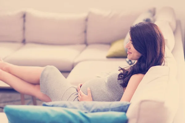 Junge Glückliche Schwangere Frau Hält Die Hand Auf Dem Bauch — Stockfoto