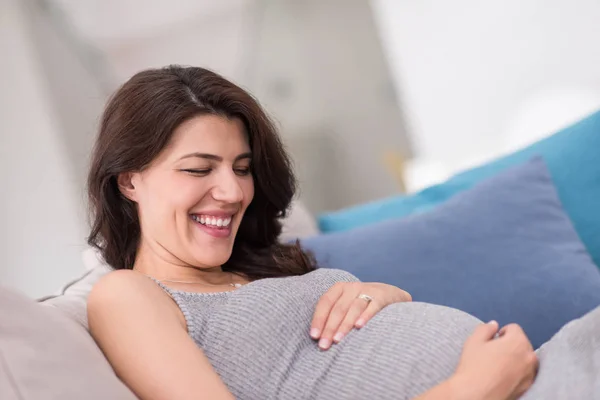 Ung Glad Gravid Kvinna Att Hålla Handen Magen Medan Sitter — Stockfoto