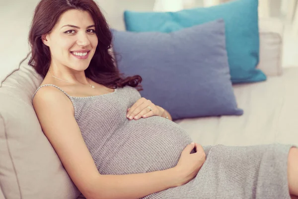 Ung Glad Gravid Kvinna Att Hålla Handen Magen Medan Sitter — Stockfoto