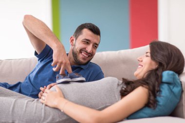 mutlu hamile çift evde kanepe kanepede rahatlatıcı