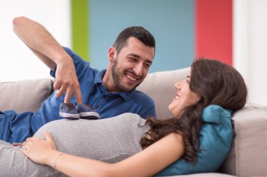 mutlu hamile çift evde kanepe kanepede rahatlatıcı