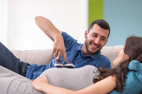 Happy Pregnant Couple Relaxing Sofa Couch Home — Stock Photo, Image