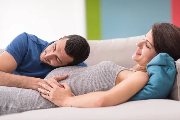 Feliz Futuro Papá Escuchando Vientre Esposa Embarazada Mientras Relaja Sofá — Foto de Stock