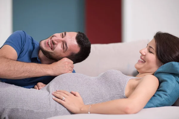 Feliz Futuro Papá Escuchando Vientre Esposa Embarazada Mientras Relaja Sofá —  Fotos de Stock