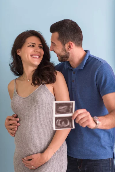 Felice Coppia Incinta Alla Ricerca Ultrasuoni Immagine Del Loro Nascituro — Foto Stock