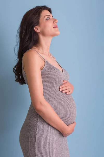 Porträt Einer Glücklichen Schwangeren Mit Den Händen Auf Dem Bauch — Stockfoto