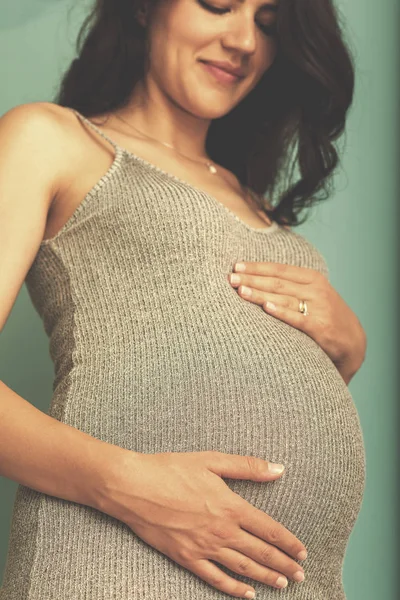 Ritratto Donna Incinta Felice Con Mani Sulla Pancia Isolata Sfondo — Foto Stock