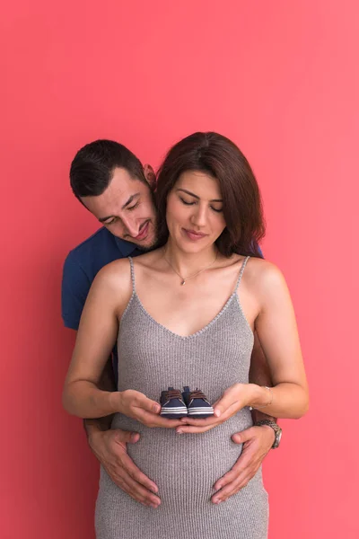 Joven Embarazada Pareja Holding Recién Nacido Bebé Shoes — Foto de Stock