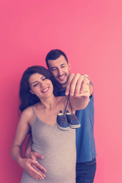 Jong Zwanger Koppel Houden Pasgeboren Baby Schoenen — Stockfoto