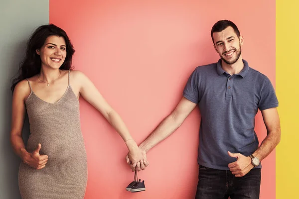 Jovem Casal Grávida Segurando Sapatos Bebê Recém Nascido Isolado Fundo — Fotografia de Stock