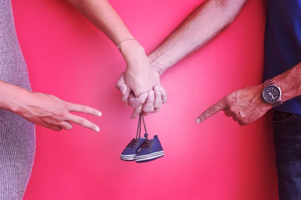 Jovem Casal Grávida Segurando Sapatos Bebê Recém Nascido — Fotografia de Stock