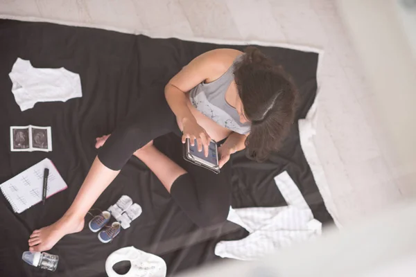 Une Femme Enceinte Maison Sur Liste Contrôle Plancher Des Vêtements — Photo