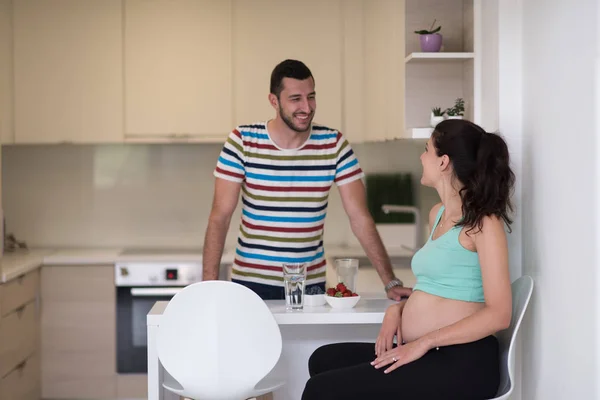 Young Pregnant Couple Eating Strawberries Kitchen Lifestyle Healthy Pregnancy Happy — Stock Photo, Image