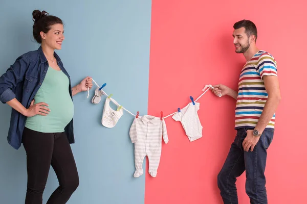 Mooie Zwangere Vrouw Haar Echtgenoot Verwachten Baby Baby Bodysuits Houden — Stockfoto