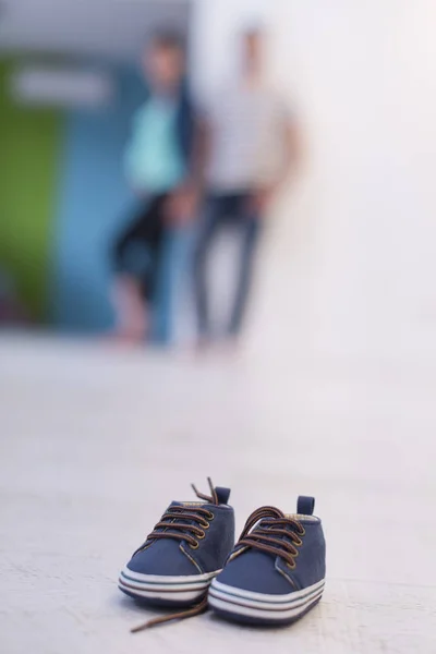 Paio Scarpe Blu Bambini Pavimento Legno Con Futuri Genitori Sullo — Foto Stock