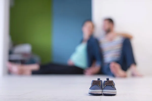 Een Klein Schattig Paar Blauwe Baby Schoenen Een Houten Vloer — Stockfoto