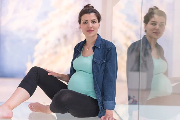Happy Těhotná Žena Užívat Těhotenství Relaxační Doma Sedět Podlaze — Stock fotografie