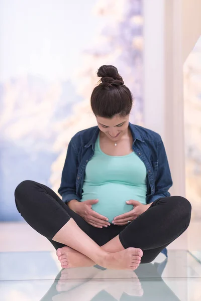 Szczęśliwa Kobieta Ciąży Ciesząc Się Ciąży Relaks Domu Siedzi Podłodze — Zdjęcie stockowe