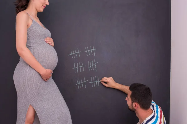 Jong Zwanger Koppel Rekeningen Week Van Zwangerschap Het Schrijven Van — Stockfoto